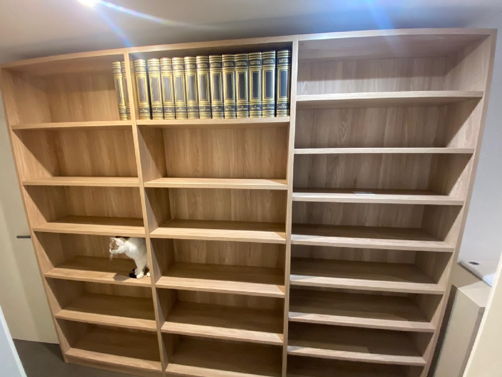 Libreria su misura 3 vani con gatto sugli scaffali